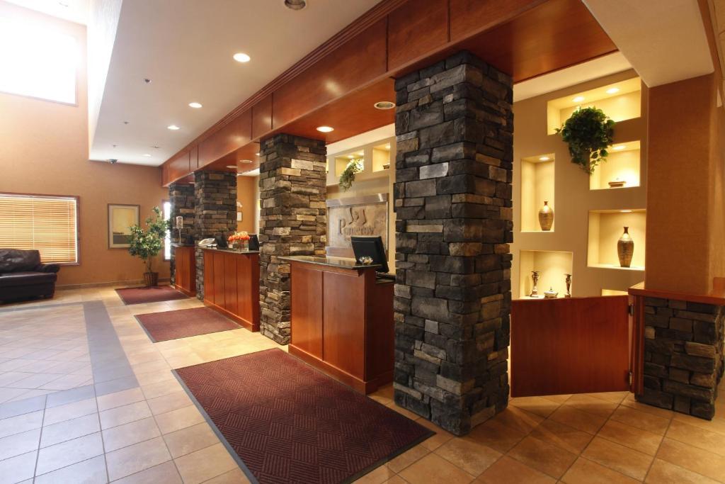 Pomeroy Inn And Suites Chetwynd מראה חיצוני תמונה