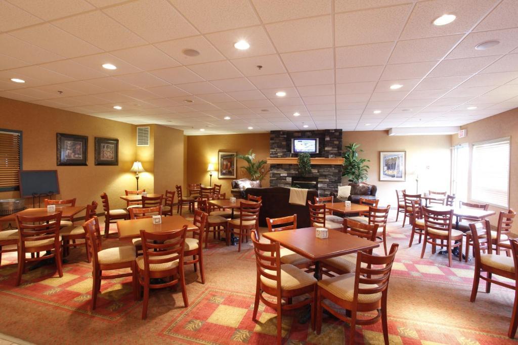 Pomeroy Inn And Suites Chetwynd מראה חיצוני תמונה